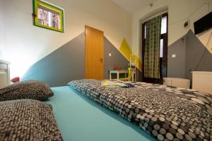 Tempat tidur dalam kamar di Hostel Cornel