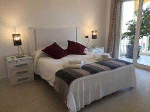 sypialnia z łóżkiem z 2 stolikami nocnymi i 2 lampami w obiekcie Parques Casablanca w mieście Benissa