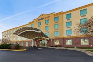 una imagen de un hotel con estacionamiento en Comfort Suites Manassas Battlefield Park, en Manassas