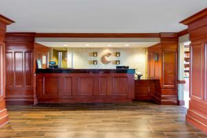 a large lobby with a bar in the middle at Comfort Suites Manassas Battlefield Park in Manassas