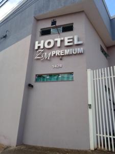 una señal de percentil de hotel en el lateral de un edificio en Hotel ZM Premium en Cosmópolis