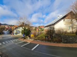 una calle vacía con un edificio a un lado de la carretera en Sobe "Ela" en Fužine