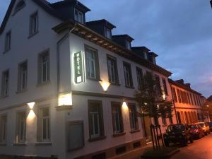 Hotel-Jakobslust في غرونشتات: مبنى ابيض عليه لافته جانبيه