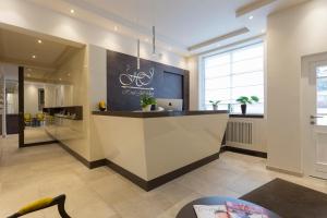 a lobby with a counter in a building at Hotel-Jakobslust in Grünstadt