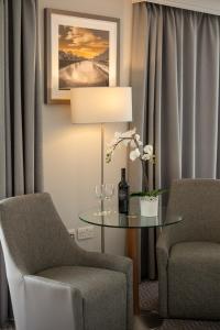 Uma área de estar em Maldron Hotel Smithfield Dublin City