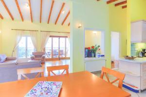 A seating area at Villa Natasha