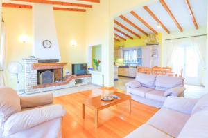 A seating area at Villa Natasha