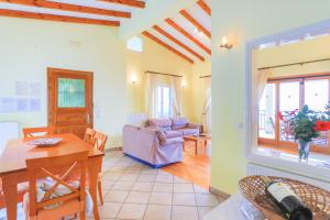 A seating area at Villa Natasha