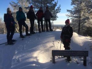 eine Gruppe von Menschen, die auf einem schneebedeckten Hang stehen in der Unterkunft Edsleskogs Wärdshus in Åmål