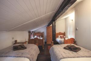 sypialnia z 2 łóżkami i drewnianymi meblami w obiekcie Chalet Jora - Total Chalets w mieście Bansko