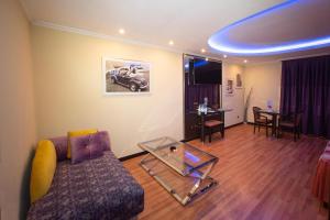 A television and/or entertainment centre at Motel Caribe