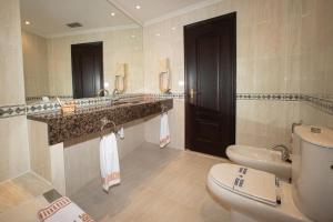 A bathroom at Motel Caribe Még 22 kép