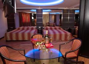 a room with a table and two beds at Motel Caribe in Vigo