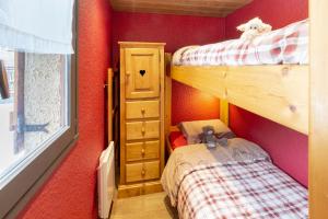 - une chambre avec 2 lits superposés et une commode dans l'établissement L'Ecrin des 2 Alpes, à Les Deux Alpes