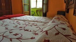 1 dormitorio con 2 camas con edredones blancos. en Hotel Casa Vieja del Sastre, en Soto de Luiña