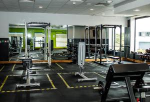 einen Fitnessraum mit mehreren Laufbändern und Trainingsgeräten in der Unterkunft Athlone Springs Hotel in Athlone