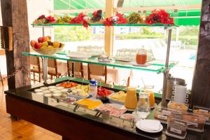 - un buffet avec des plats exposés dans un restaurant dans l'établissement VOA Hotel União, à Caxambu