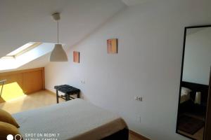 A bed or beds in a room at Impresionantes vistas al mar cerca de Santiago