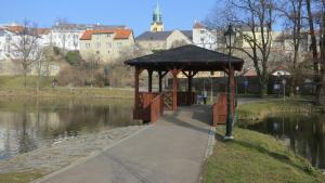 ein Park mit einem Pavillon neben einem Wasserkörper in der Unterkunft Penzion Coupe in Příbram