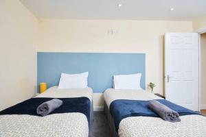 Ένα ή περισσότερα κρεβάτια σε δωμάτιο στο Large Bristol Apartment-Sleeps 10 -Parking -Wifi
