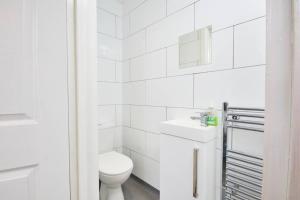 Ένα μπάνιο στο Large Bristol Apartment-Sleeps 10 -Parking -Wifi