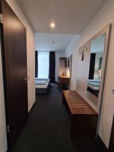 Postel nebo postele na pokoji v ubytování Hotel Starton am Ingolstadt Village