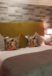 Postel nebo postele na pokoji v ubytování Nesbitt Arms Boutique Hotel
