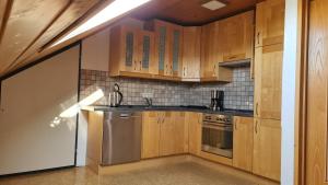 a kitchen with wooden cabinets and stainless steel appliances at Dörrebach bei Bingen am Rhein und Start zum Soonwald;Hunsrück in Dörrebach