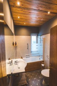 Koupelna v ubytování Hotel Sportalm - Adults Only Boutique Hotel + 37 fotografií