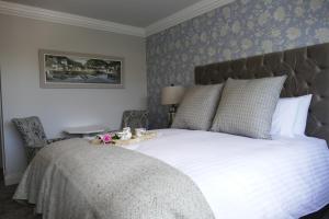 Postel nebo postele na pokoji v ubytování Nesbitt Arms Boutique Hotel