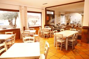 Un restaurante o sitio para comer en Posada Peñarubia