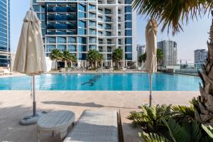 Bazén v ubytování The Smart Concierge - Damac Maison Prive nebo v jeho okolí
