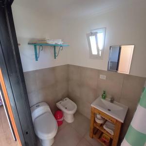 uma pequena casa de banho com WC e lavatório em Casacubo Necochea em Necochea