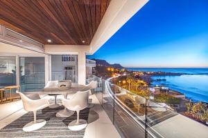 una vista sull'oceano dal balcone di una casa di Clifton YOLO Spaces - Clifton Beachfront Penthouse a Città del Capo