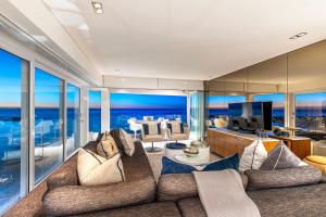 un soggiorno con divano e TV di Clifton YOLO Spaces - Clifton Beachfront Penthouse a Città del Capo
