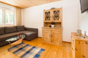 ein Wohnzimmer mit einem Sofa und einem Tisch in der Unterkunft Familienferienhof Stabauer in Zell am Moos