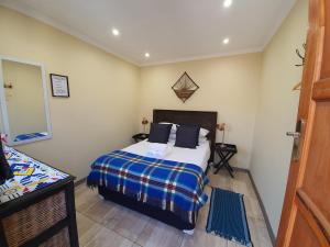 Cama ou camas em um quarto em Lebo's Soweto Backpackers