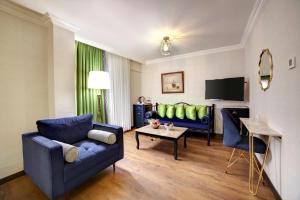 - un salon avec un canapé et une télévision dans l'établissement Hotel Ephesus Istanbul, à Istanbul