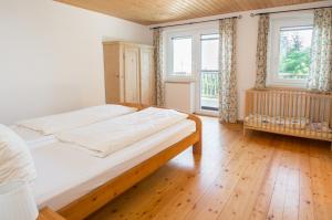 Tempat tidur dalam kamar di Familienferienhof Stabauer
