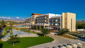 una vista aérea de un edificio con un parque en Aliathon Ionian en Pafos