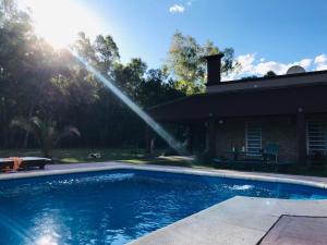 a pool with a sprinkler shooting water into the air at Kau Chaink casa de campo in San Miguel del Monte