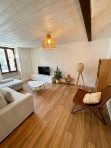 a living room with a couch and a tv at Appartement idéalement situé Ax-les-thermes in Ax-les-Thermes