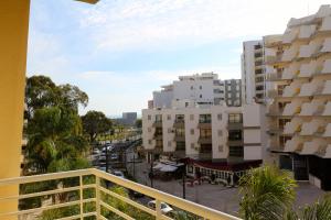 奎特里拉的住宿－Vilamoura, Moura Praia，从公寓大楼的阳台上可欣赏到风景。