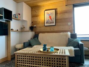 sala de estar con sofá y mesa de centro en Bel appartement avec vue exceptionnelle en Le Grand-Bornand