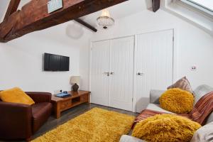 ein Wohnzimmer mit einem Sofa und einem Tisch in der Unterkunft The Nutcracker Suite in Kegworth
