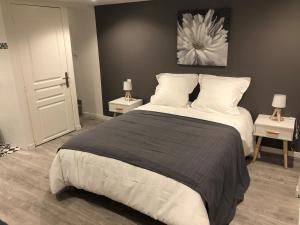 - une chambre avec un grand lit et 2 tables avec des lampes dans l'établissement Jardin de la Béchade, à Bordeaux