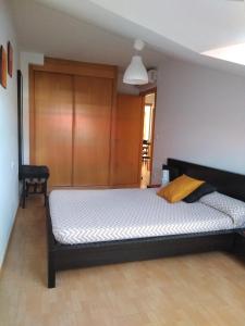 A bed or beds in a room at Impresionantes vistas al mar cerca de Santiago
