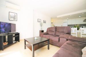 un soggiorno con divano e tavolo di Apartment MAKAI a Estepona