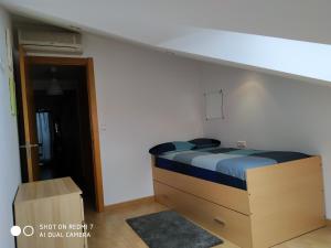 A bed or beds in a room at Impresionantes vistas al mar cerca de Santiago