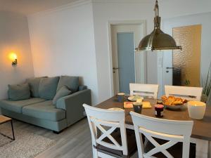 シャルボイツにあるOstseeblick Apartmentのリビングルーム(テーブル、青いソファ付)